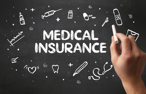 黒板に白いチョークで手描き医療保険碑文 医療の概念 — ストック写真
