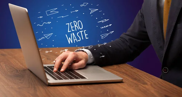 ゼロ廃棄物の碑文とノートパソコンで作業ビジネスマン オンラインショッピングコンセプト — ストック写真