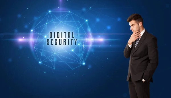 Geschäftsmann Denkt Über Sicherheitslösungen Mit Digitaler Sicherheitsbeschriftung Nach — Stockfoto