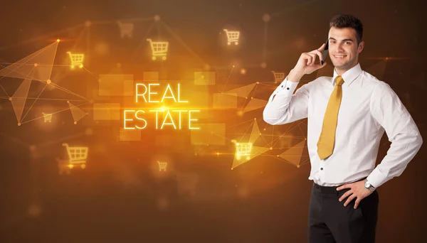Biznesmen Ikonami Koszyka Napisem Real Estate Koncepcja Zakupów Online — Zdjęcie stockowe