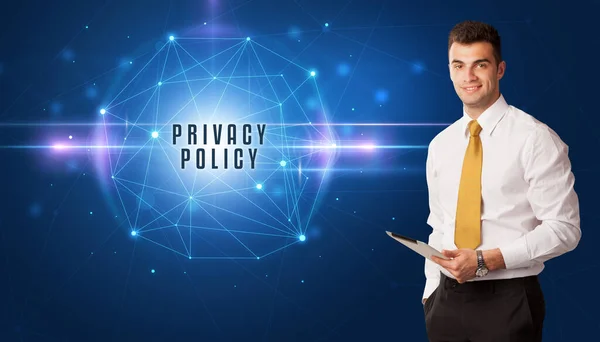 Zakenman Denkt Beveiligingsoplossingen Met Privacy Beleid Inscriptie — Stockfoto