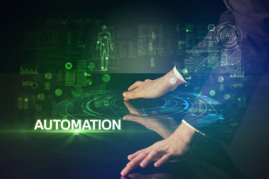 İş adamı, AUTOMATION yazıtları ve modern teknoloji konseptiyle büyük ekrana dokunuyor.