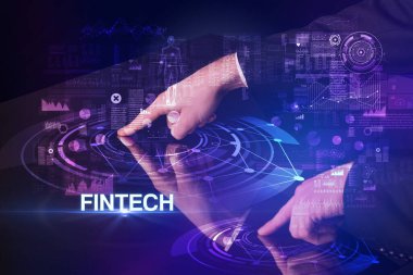 İşadamı FINTECH yazısıyla büyük ekrana dokunuyor, modern teknoloji kavramı