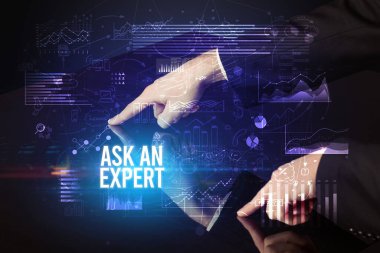 İş adamı, Ask An Expert yazıtları ve siber iş konseptiyle büyük ekrana dokunuyor