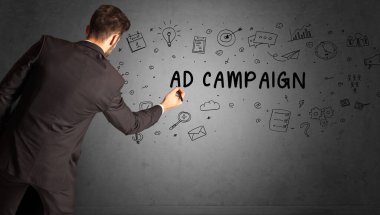 AD CAMPAIGN yazıtları, iş stratejisi konsepti ile yaratıcı bir fikir çizimi yapan işadamı
