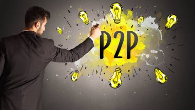P2P kısaltmalı renkli ampul çizen iş adamı, yeni teknoloji fikri kavramı