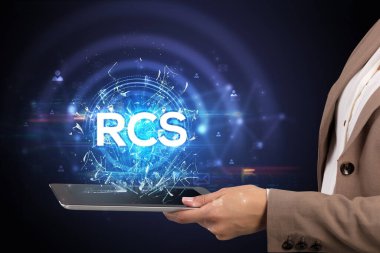 RCS kısaltması olan dokunmatik ekrana yakın çekim, modern teknoloji kavramı