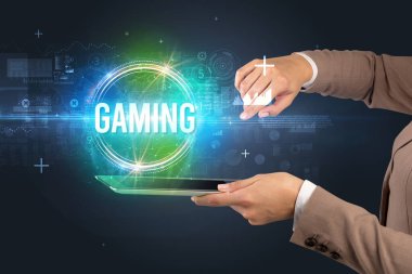 Oyun yazıtları ve yeni teknoloji konseptiyle dokunmatik ekranın yakın plan görüntüsü