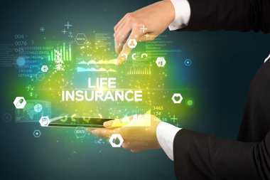 HAYAT INSURANCE yazıtlı, tıbbi konseptli bir dokunmatik ekrana yakın çekim