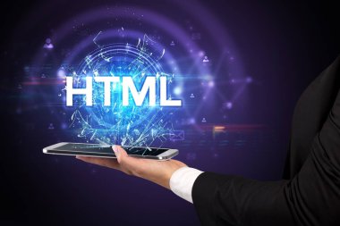 HTML kısaltması olan bir dokunmatik ekrana yakın çekim, modern teknoloji kavramı
