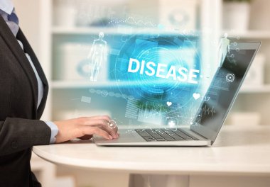 Sağlık kontrolünde çalışan doktor, sağlık testi sonuçlarını kaydediyor.