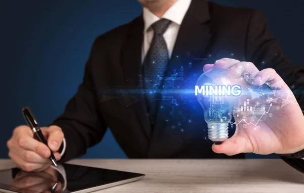 Επιχειρηματίας Κρατώντας Λαμπτήρα Επιγραφή Mining Καινοτόμο Έννοια Της Τεχνολογίας — Φωτογραφία Αρχείου