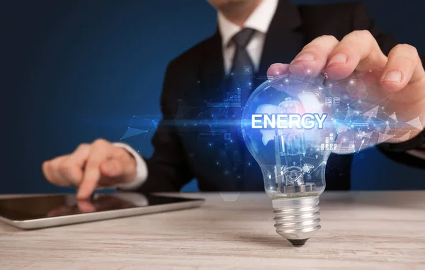 Бізнесмен Тримає Лампочку Написом Energy Інноваційна Концепція Технології — стокове фото