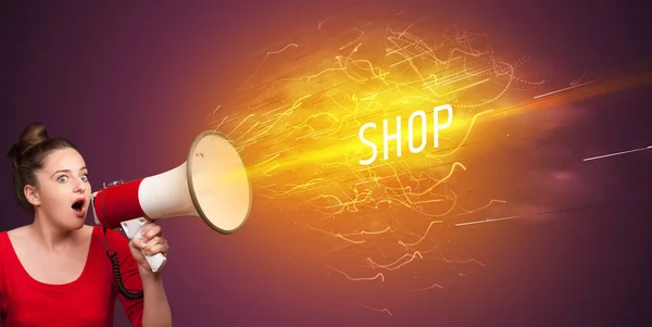 Fiatal Lány Kiabálás Hangosbeszélőben Shop Felirattal Online Vásárlási Koncepció — Stock Fotó
