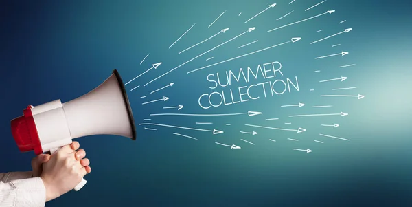Jong Meisje Schreeuwen Naar Megafoon Met Summer Collection Inscriptie Winkelen — Stockfoto