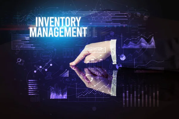 Бизнесмен Трогает Огромный Экран Надписью Inventory Management Концепцией Кибербизнеса — стоковое фото
