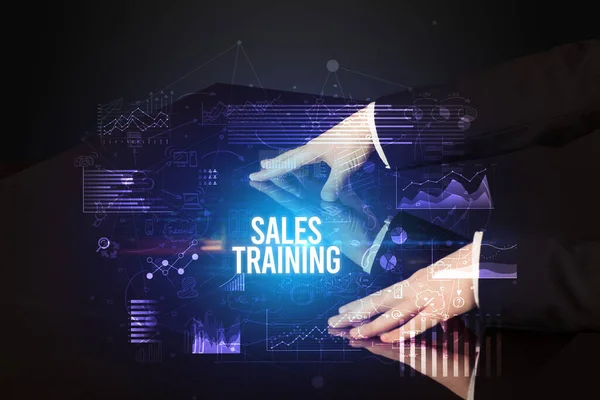 Biznesmen Dotykający Ogromnego Ekranu Napisem Sales Training Koncepcja Cyberbiznesu — Zdjęcie stockowe