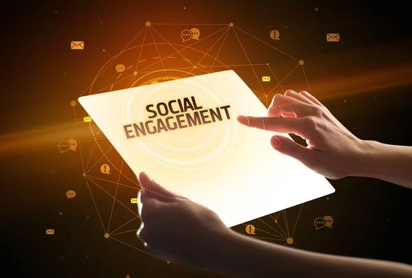 Tenere Tavoletta Futuristica Con Iscrizione Social Engagement Concetto Social Media — Foto Stock