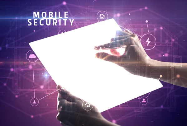 Trzymanie Futurystycznego Tabletu Napisem Mobile Security Koncepcja Cyberbezpieczeństwa — Zdjęcie stockowe