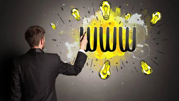 Wwwの略語でカラフルな電球を描くビジネスマン 新しい技術のアイデアの概念 — ストック写真