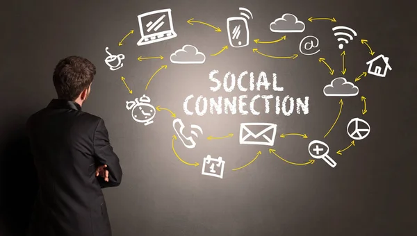 ソーシャルコネクションの碑文でソーシャルメディアのアイコンを描くビジネスマン 新しいメディアコンセプト — ストック写真