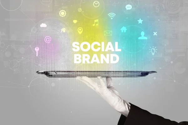 Garçom Servindo Redes Sociais Com Inscrição Social Brand Novo Conceito — Fotografia de Stock