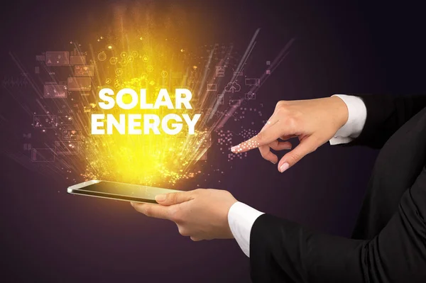 Érintőképernyő Közelsége Solar Energy Felirattal Innovatív Technológiai Koncepció — Stock Fotó