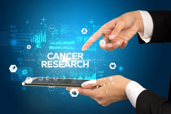 Close Van Een Touchscreen Met Cancer Research Inscriptie Medisch Concept — Stockfoto