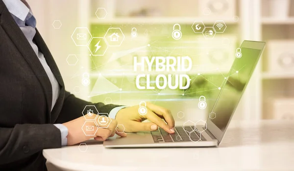 Hybrid Cloud Beschriftung Auf Laptop Internetsicherheit Und Datenschutzkonzept Blockchain Und — Stockfoto