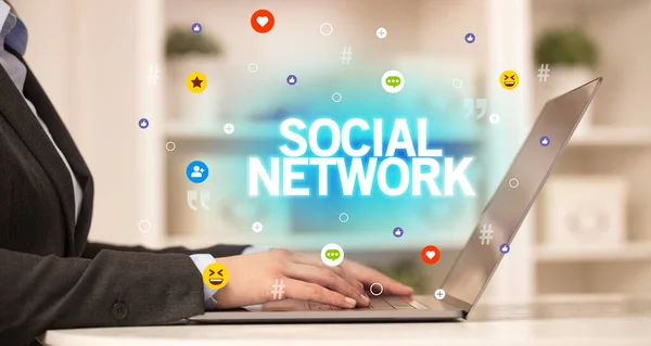 Freelance Vrouw Met Laptop Met Sociale Netwerk Inscriptie Social Media — Stockfoto