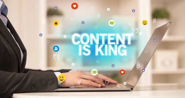 Фрілансерка Використовує Ноутбук Написом Content King Концепція Соціальних Медіа — стокове фото