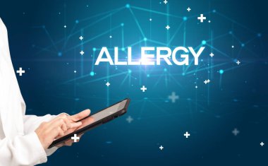 Doktor ALLERGY yazıtları ve tıbbi konseptle tıbbi kayıtları dolduruyor.