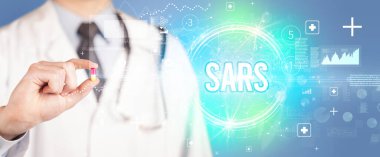Doktorun size SARS kısaltmalı bir hap verdiği yakın plan, viroloji konsepti.