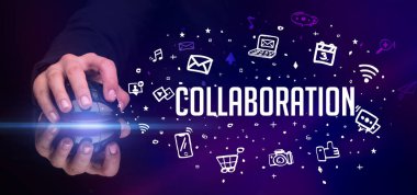 COLLABORATION yazıtları ve sosyal medya konseptiyle el ele tutuşmalar