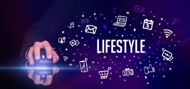 LIFESTYLE yazıtları ve sosyal medya konseptiyle el ele tutuşmak