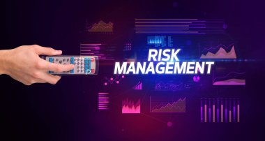 RISK MANAGEMENT yazıtları ve siber iş konseptiyle el ele tutuşmak