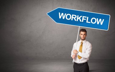 WorKFLOW yazıtları, yeni iş yönü konsepti ile günlük bekleme yolu tabelasında genç iş adamı