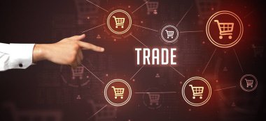 TRADE yazıtlarına işaret eden kırpılmış ellerin yakın çekimi, çevrimiçi alışveriş kavramı