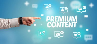 PreMIUM içeriğine işaret eden kırpılmış elin yakın çekimi, sosyal ağ konsepti