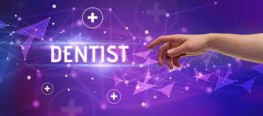 Kesilmiş ellerin yakın çekimi DENTIST yazısını işaret ediyor, tıbbi konsept