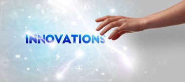 INNOVATIONS yazıtlarına el işareti, modern teknoloji kavramı