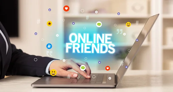 Freelance Vrouw Met Laptop Met Online Friends Inscriptie Social Media — Stockfoto