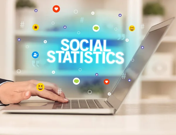 Sosyal Statistics Yazıtları Sosyal Medya Kavramına Sahip Dizüstü Bilgisayar Kullanan — Stok fotoğraf