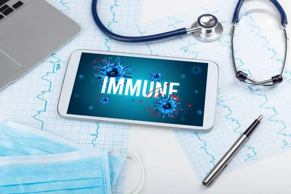 Tablet Und Arztwerkzeuge Auf Weißer Oberfläche Mit Immune Beschriftung Pandemiekonzept — Stockfoto