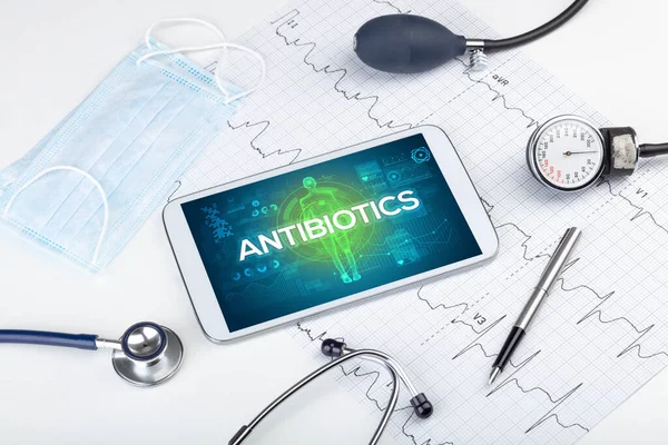 Tablet Ferramentas Médicas Com Inscrição Antibiotics Conceito Coronavírus — Fotografia de Stock