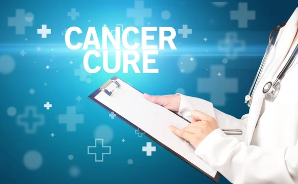 Arts Schrijft Notities Het Klembord Met Cancer Cure Inscriptie Ehbo — Stockfoto