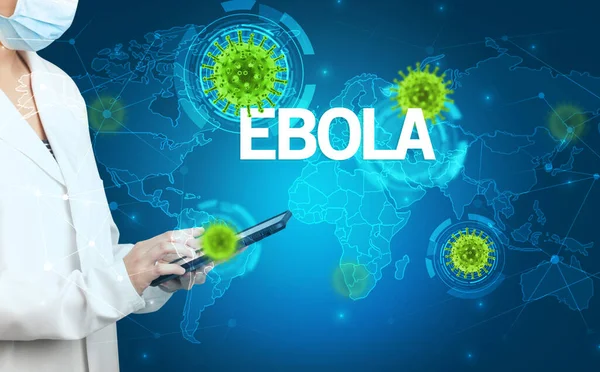医者はEbolaの碑文 ウイルス学の概念で医療記録を記入します — ストック写真