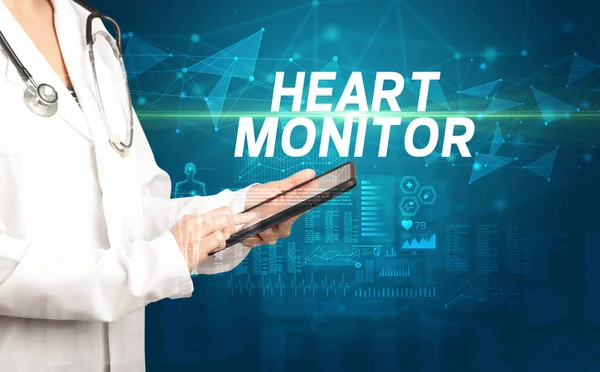Arts Schrijft Notities Het Klembord Met Heart Monitor Inscriptie Medische — Stockfoto