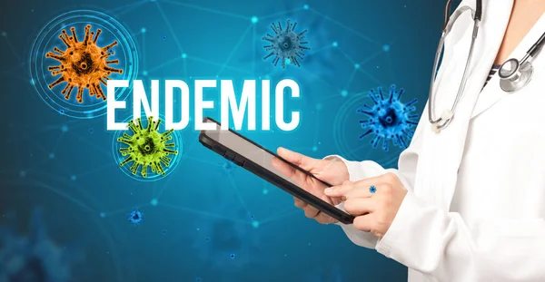 Arzt Verschreibt Ein Rezept Mit Endemic Aufschrift Pandemiekonzept — Stockfoto