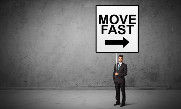 Бізнесмен Тримає Дорожній Знак Написом Move Fast Нова Концепція — стокове фото